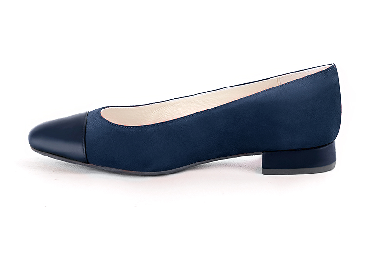 Navy blue women's ballet pumps, with low heels. Round toe. Flat block heels. Profile view - Florence KOOIJMAN